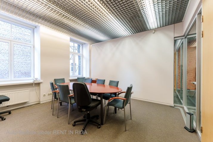 Sludinājumi. Iznomā biroju Rīgas centrā  Stabu ielā 34  Atrašanās vieta: Birojs atrodas fasādes ēkā starp Cena: 3800 EUR/mēn Foto #1