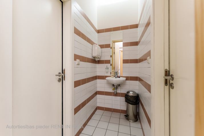 Sludinājumi. Iznomā biroju Rīgas centrā  Stabu ielā 34  Atrašanās vieta: Birojs atrodas fasādes ēkā starp Cena: 3800 EUR/mēn Foto #9