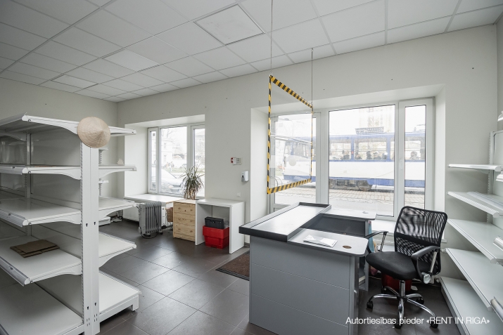 Sludinājumi. Tirdzniecības telpas pārtikas veikalam ar lieliem skatlogiem.  Izdevīga lokācija, vieta. Izcilas Cena: 75000 EUR Foto #1