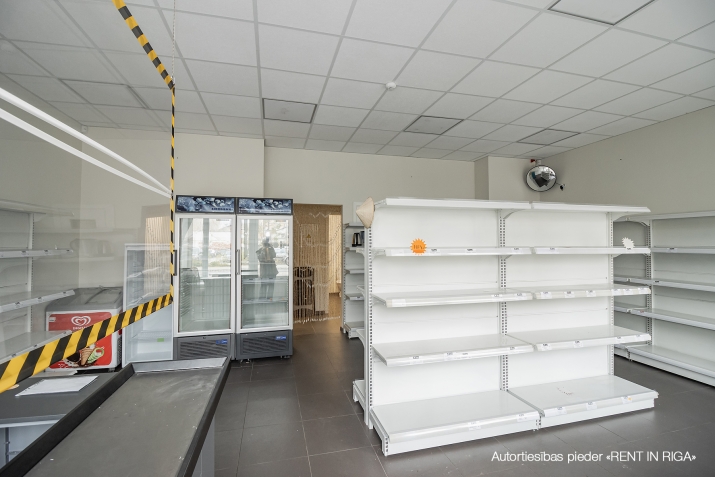 Sludinājumi. Tirdzniecības telpas pārtikas veikalam ar lieliem skatlogiem.  Izdevīga lokācija, vieta. Izcilas Cena: 75000 EUR Foto #2
