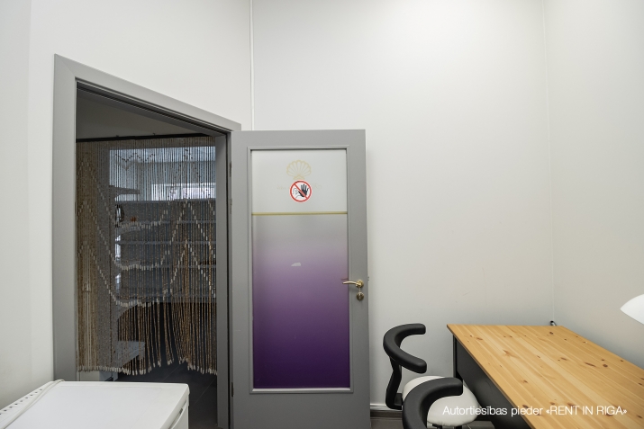 Sludinājumi. Tirdzniecības telpas pārtikas veikalam ar lieliem skatlogiem.  Izdevīga lokācija, vieta. Izcilas Cena: 75000 EUR Foto #3