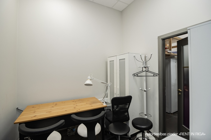 Sludinājumi. Tirdzniecības telpas pārtikas veikalam ar lieliem skatlogiem.  Izdevīga lokācija, vieta. Izcilas Cena: 75000 EUR Foto #4