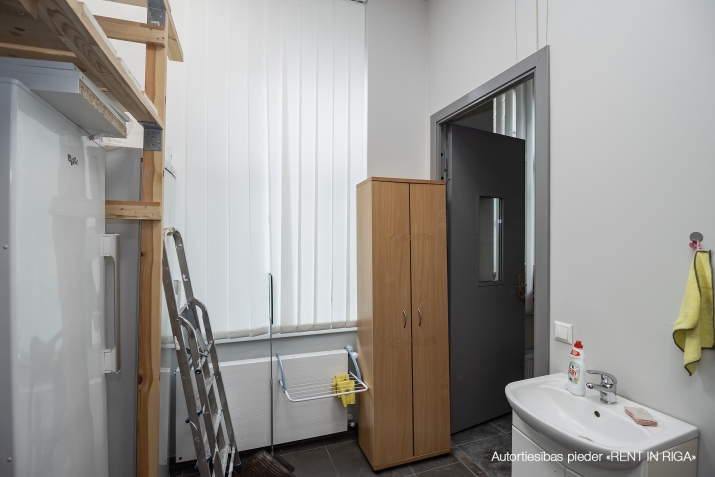 Sludinājumi. Tirdzniecības telpas pārtikas veikalam ar lieliem skatlogiem.  Izdevīga lokācija, vieta. Izcilas Cena: 75000 EUR Foto #5