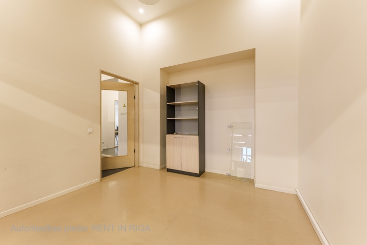 Sludinājumi. Iznomā biroju Latgales ielā 322, multifunkcionāla, renovēta būve pretī t/c \'Dole\'.  Birojs ēkas 4. Cena: 2349 EUR/mēn Foto #7