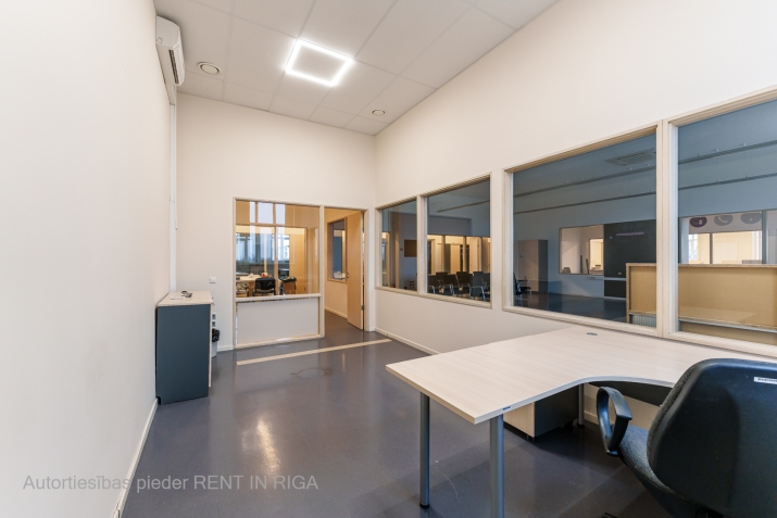 Sludinājumi. Iznomā biroju Latgales ielā 322, multifunkcionāla, renovēta būve pretī t/c \'Dole\'.  Birojs ēkas 4. Cena: 2349 EUR/mēn Foto #9