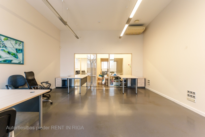 Sludinājumi. Iznomā biroju Latgales ielā 322, multifunkcionāla, renovēta būve pretī t/c \'Dole\'.  Birojs ēkas 4. Cena: 2349 EUR/mēn Foto #8