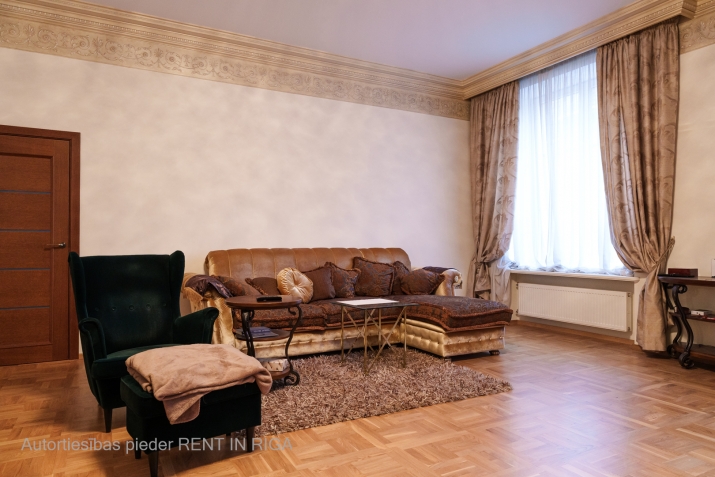 Sludinājumi. Tiek izīrēts 3-istabu dzīvokli Vecrīgā blakus Doma laukumam, dzīvoklis atguvis savu sākotnējo Cena: 1700 EUR/mēn Foto #4