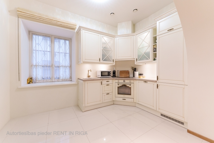 Sludinājumi. Tiek izīrēts 3-istabu dzīvokli Vecrīgā blakus Doma laukumam, dzīvoklis atguvis savu sākotnējo Cena: 1700 EUR/mēn Foto #7