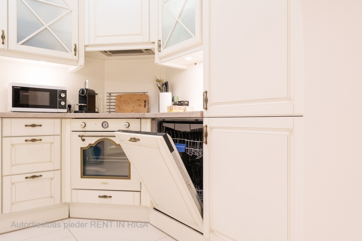 Sludinājumi. Tiek izīrēts 3-istabu dzīvokli Vecrīgā blakus Doma laukumam, dzīvoklis atguvis savu sākotnējo Cena: 1700 EUR/mēn Foto #9