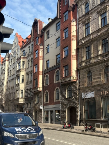 Sludinājumi. Iznomā Gaišu ērtu biroja telpu , pilnībā aprīkots ar mēbelēm klusajā centrā . Ar koplietošanas Cena: 290 EUR/mēn Foto #1