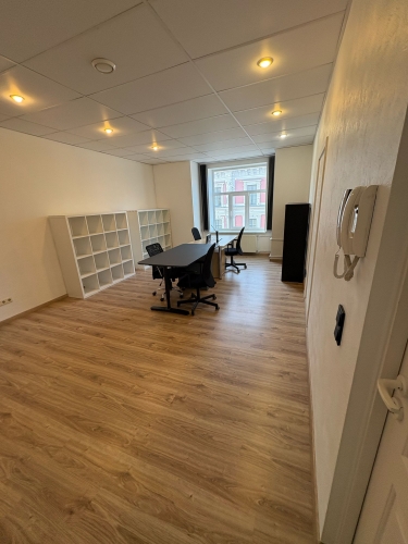 Sludinājumi. Iznomā Gaišu ērtu biroja telpu , pilnībā aprīkots ar mēbelēm klusajā centrā . Ar koplietošanas Cena: 290 EUR/mēn Foto #2