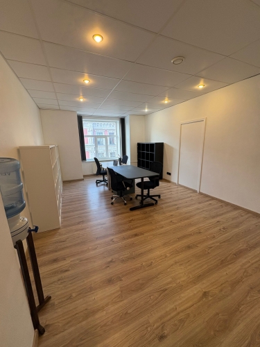 Sludinājumi. Iznomā Gaišu ērtu biroja telpu , pilnībā aprīkots ar mēbelēm klusajā centrā . Ar koplietošanas Cena: 290 EUR/mēn Foto #3