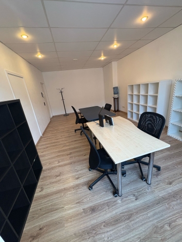 Sludinājumi. Iznomā Gaišu ērtu biroja telpu , pilnībā aprīkots ar mēbelēm klusajā centrā . Ar koplietošanas Cena: 290 EUR/mēn Foto #4