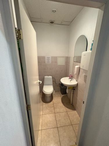 Sludinājumi. Iznomā Gaišu ērtu biroja telpu , pilnībā aprīkots ar mēbelēm klusajā centrā . Ar koplietošanas Cena: 290 EUR/mēn Foto #8