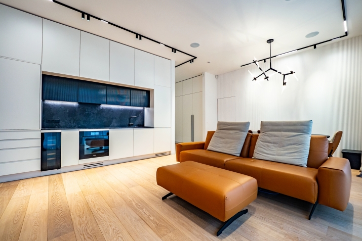 Sludinājumi. Dzīvoklis 100 metru attālumā no jūras.  Tiek pārdots brīnišķīgs trīsistabu dzīvoklis ar plašu Cena: 370000 EUR Foto #1