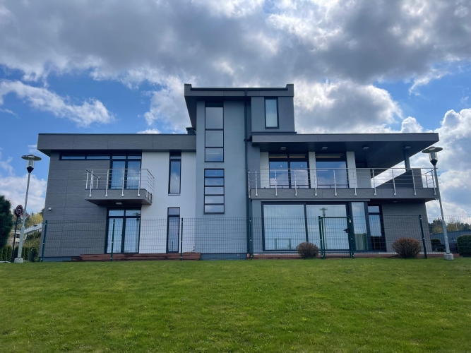 Объявление. Современный частный дом в Юрмале, на берегу Лиелупе. Имущество находится в тихом и уединенном Цена: 2.1e+06 EUR Foto #2