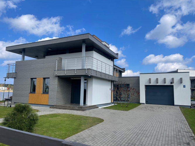 Объявление. Современный частный дом в Юрмале, на берегу Лиелупе. Имущество находится в тихом и уединенном Цена: 2.1e+06 EUR Foto #1