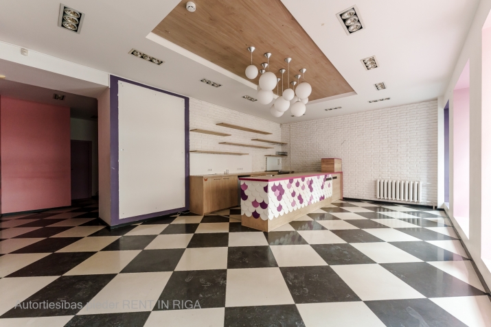 Объявление. Nomai pieejamas tirdzniecības telpas vienā no aktīvākajām vietām Rīgas centrā - Tērbatas iela un Цена: 1700 EUR/мес. Foto #1