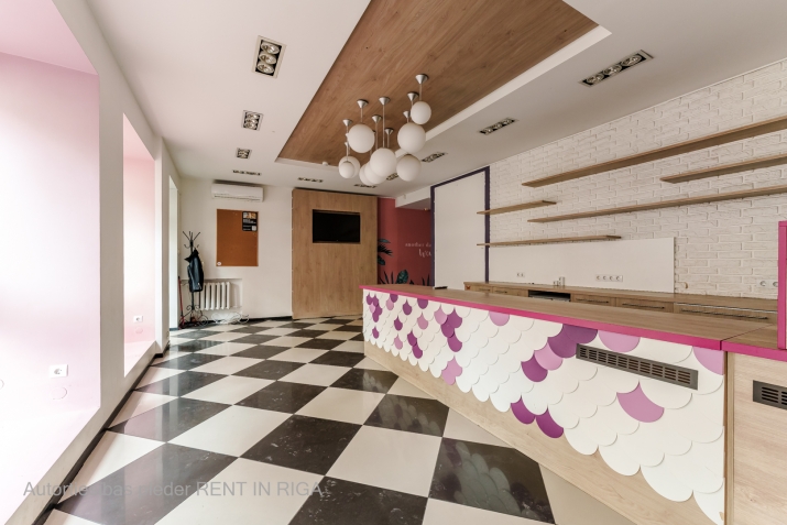 Объявление. Nomai pieejamas tirdzniecības telpas vienā no aktīvākajām vietām Rīgas centrā - Tērbatas iela un Цена: 1700 EUR/мес. Foto #2