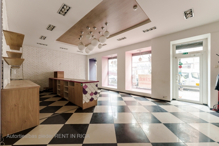 Объявление. Nomai pieejamas tirdzniecības telpas vienā no aktīvākajām vietām Rīgas centrā - Tērbatas iela un Цена: 1700 EUR/мес. Foto #3