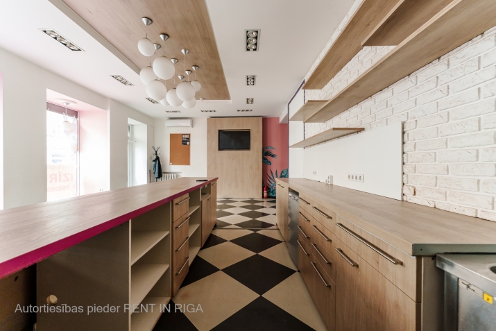Объявление. Nomai pieejamas tirdzniecības telpas vienā no aktīvākajām vietām Rīgas centrā - Tērbatas iela un Цена: 1700 EUR/мес. Foto #5