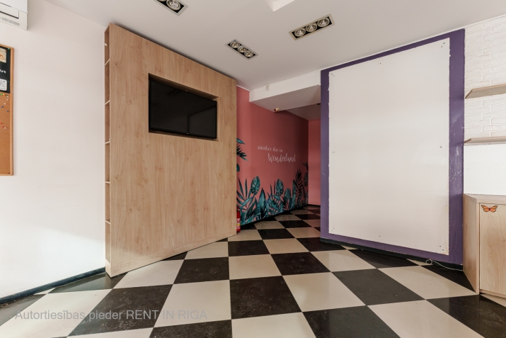 Объявление. Nomai pieejamas tirdzniecības telpas vienā no aktīvākajām vietām Rīgas centrā - Tērbatas iela un Цена: 1700 EUR/мес. Foto #6