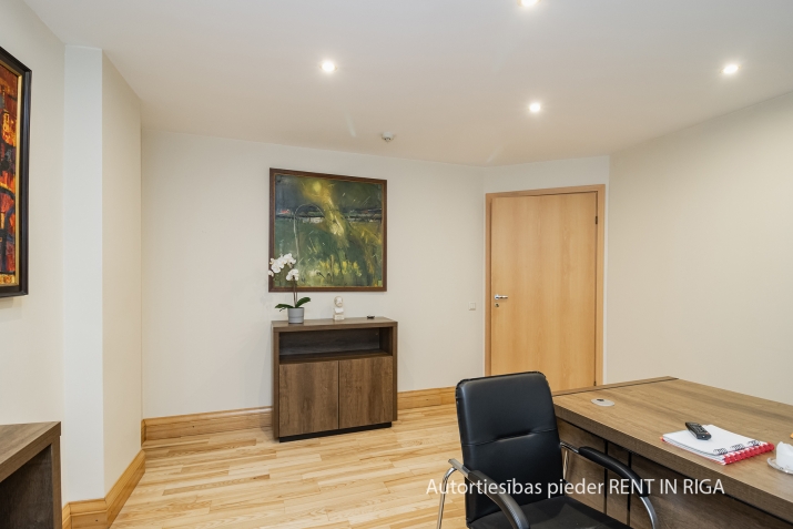 Sludinājumi. Pārdod arhitektoniski pievilcīgu ēku Vecrīgā, pretī Doma laukumam ar kopējo platību 453.3 m2.  4 Cena: 1.3e+06 EUR Foto #4