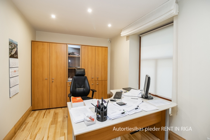 Sludinājumi. Pārdod arhitektoniski pievilcīgu ēku Vecrīgā, pretī Doma laukumam ar kopējo platību 453.3 m2.  4 Cena: 1.3e+06 EUR Foto #5