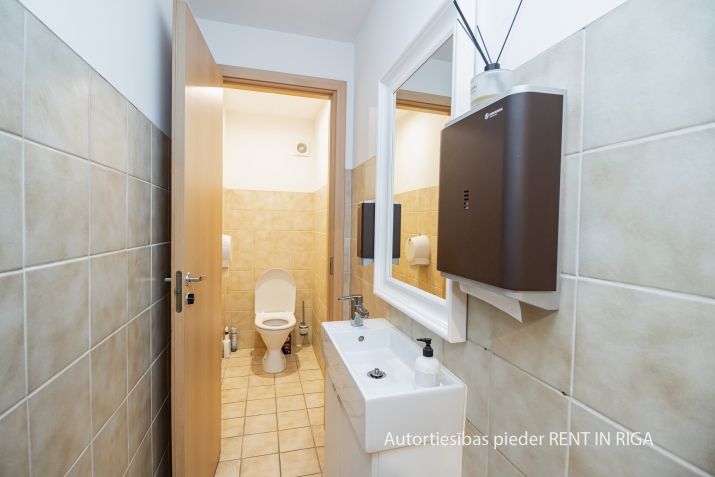 Sludinājumi. Pārdod arhitektoniski pievilcīgu ēku Vecrīgā, pretī Doma laukumam ar kopējo platību 453.3 m2.  4 Cena: 1.3e+06 EUR Foto #9