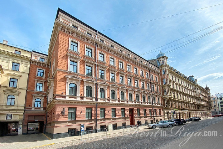 Объявление. Предлагаем 3-комнатную квартиру в отреставрированном доме в центре Риги, на тихой улице с Цена: 225000 EUR Foto #1