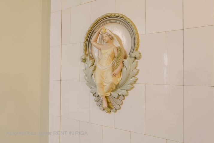 Sludinājumi. Piedāvajam plašu 3 istabu dzīvokli renovētā namā Rīgas centrā, klusā vienvirziena ielā starp Cena: 220000 EUR Foto #2