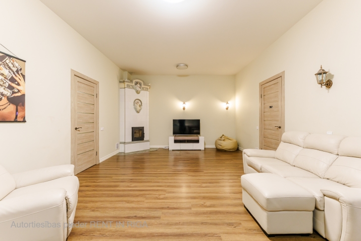 Sludinājumi. Piedāvajam plašu 3 istabu dzīvokli renovētā namā Rīgas centrā, klusā vienvirziena ielā starp Cena: 220000 EUR Foto #1