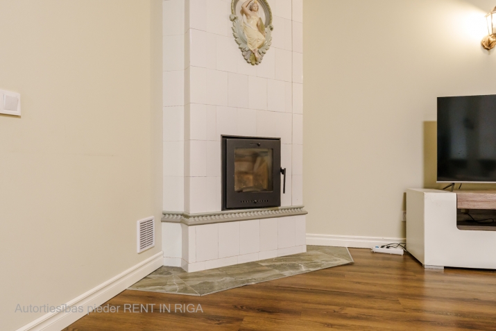 Sludinājumi. Piedāvajam plašu 3 istabu dzīvokli renovētā namā Rīgas centrā, klusā vienvirziena ielā starp Cena: 220000 EUR Foto #3