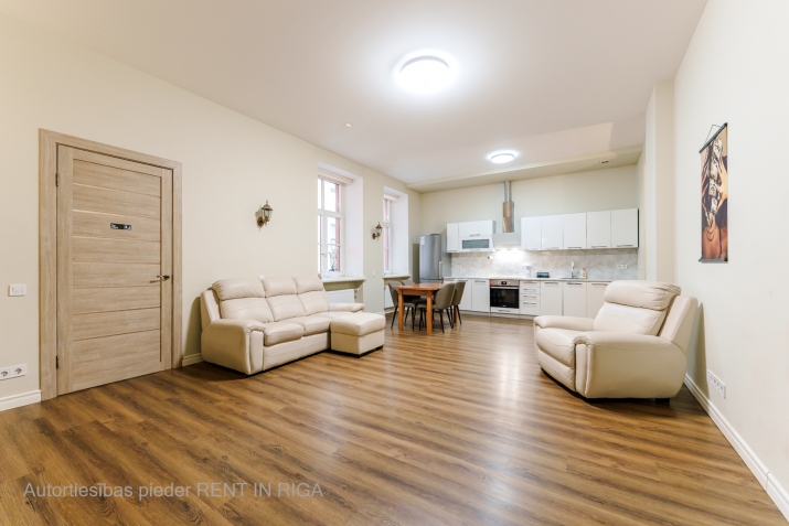 Sludinājumi. Piedāvajam plašu 3 istabu dzīvokli renovētā namā Rīgas centrā, klusā vienvirziena ielā starp Cena: 220000 EUR Foto #4