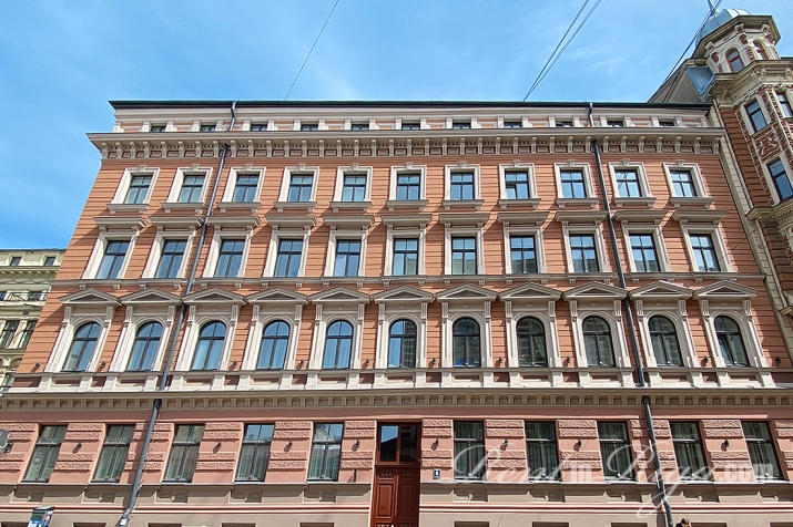 Sludinājumi. Piedāvājam 2 istabu dzīvokli centrā, pilnībā renovētā namā. Nams atrodas Rīgas centrā, klusā Cena: 141600 EUR Foto #1