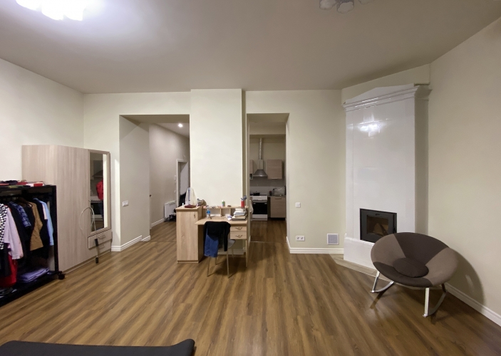 Sludinājumi. Piedāvājam plašu studio dzīvokli renovētā nama 1. augstajā stāvā. Nams atrodas Rīgas centrā, klusā Cena: 124800 EUR Foto #8