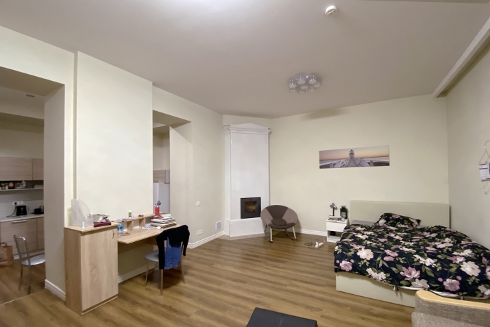 Sludinājumi. Piedāvājam plašu studio dzīvokli renovētā nama 1. augstajā stāvā. Nams atrodas Rīgas centrā, klusā Cena: 124800 EUR Foto #5