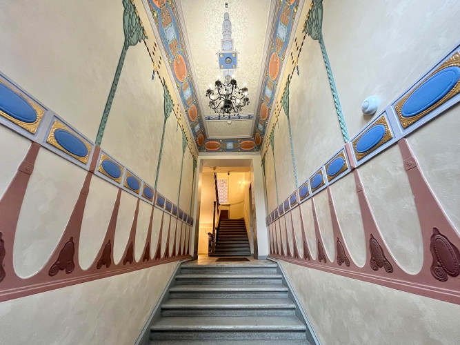 Sludinājumi. Piedāvājam plašu studio dzīvokli renovētā nama 1. augstajā stāvā. Nams atrodas Rīgas centrā, klusā Cena: 124800 EUR Foto #1