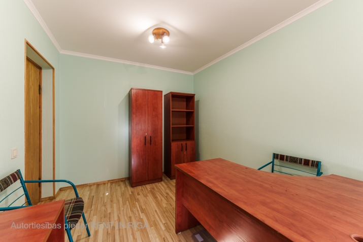 Sludinājumi. Iznomā divus kabinetus Krāslavas ielā.  WC un virtuve koplietošanā ar blakus nomnieku. Pilsētas Cena: 186 EUR/mēn Foto #3