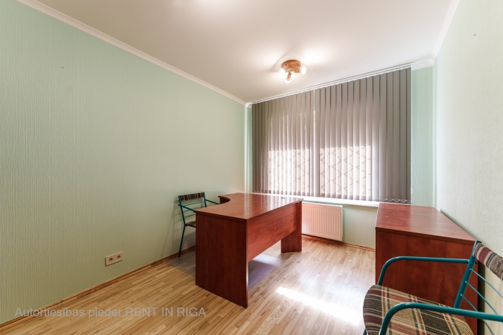 Sludinājumi. Iznomā divus kabinetus Krāslavas ielā.  WC un virtuve koplietošanā ar blakus nomnieku. Pilsētas Cena: 186 EUR/mēn Foto #1