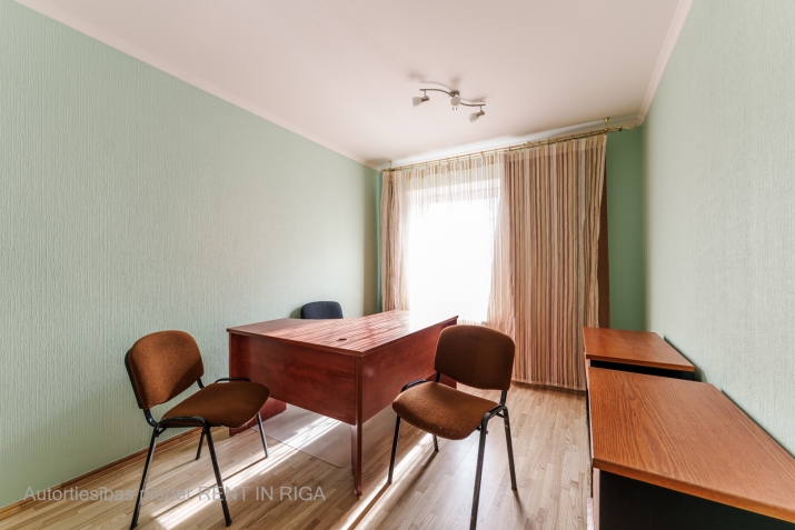 Sludinājumi. Iznomā divus kabinetus Krāslavas ielā.  WC un virtuve koplietošanā ar blakus nomnieku. Pilsētas Cena: 186 EUR/mēn Foto #2