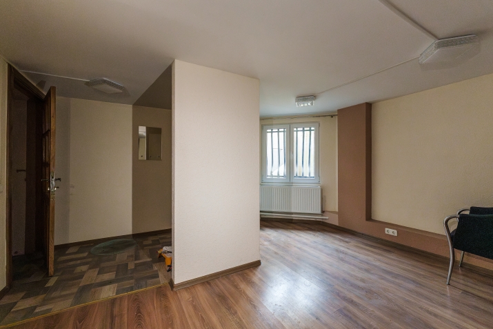 Sludinājumi. Iznomā biroja/tirdzniecības telpas Krāslavas ielā. Ieja no Krāslavas ielas. Pilsētas Cena: 300 EUR/mēn Foto #2