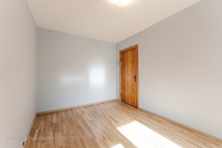 Sludinājumi. Iznomā biroja telpas Krāslavas ielā. Trīs izolēti kabineti, priekštelpa, WC/vanna. Ir iespējams Cena: 320 EUR/mēn Foto #9