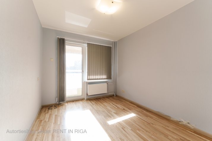 Sludinājumi. Iznomā biroja telpas Krāslavas ielā. Trīs izolēti kabineti, priekštelpa, WC/vanna. Ir iespējams Cena: 320 EUR/mēn Foto #7