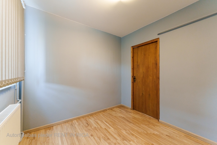 Sludinājumi. Iznomā biroja telpas Krāslavas ielā. Trīs izolēti kabineti, priekštelpa, WC/vanna. Ir iespējams Cena: 320 EUR/mēn Foto #8