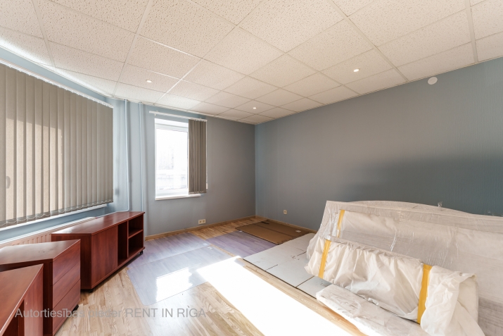 Sludinājumi. Iznomā biroja telpas Krāslavas ielā. Trīs izolēti kabineti, priekštelpa, WC/vanna. Ir iespējams Cena: 320 EUR/mēn Foto #2