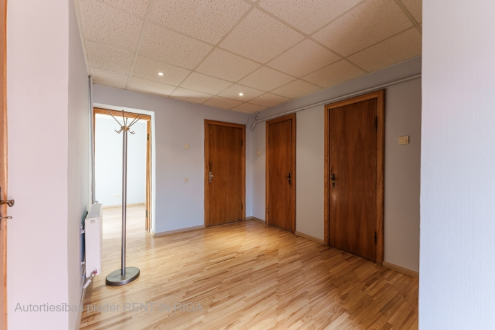 Sludinājumi. Iznomā biroja telpas Krāslavas ielā. Trīs izolēti kabineti, priekštelpa, WC/vanna. Ir iespējams Cena: 320 EUR/mēn Foto #4