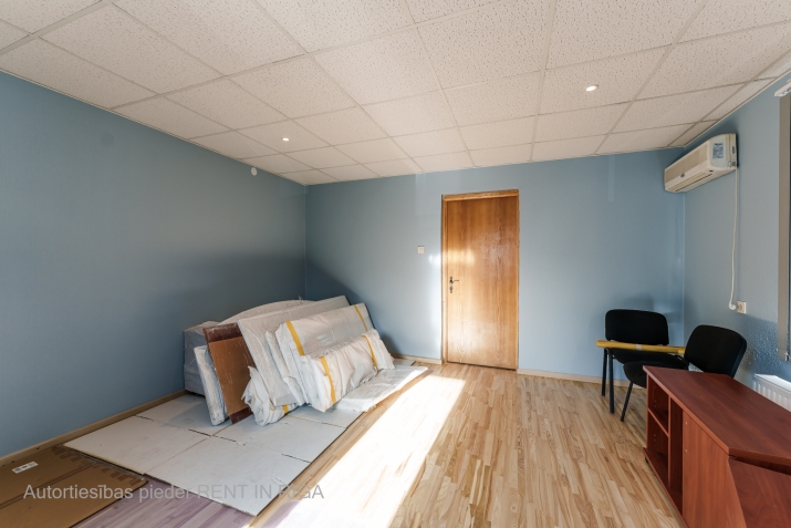 Sludinājumi. Iznomā biroja telpas Krāslavas ielā. Trīs izolēti kabineti, priekštelpa, WC/vanna. Ir iespējams Cena: 320 EUR/mēn Foto #3