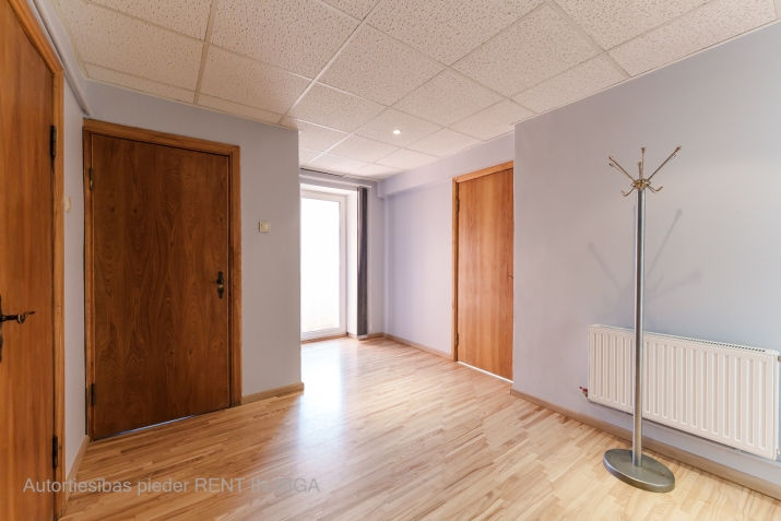 Sludinājumi. Iznomā biroja telpas Krāslavas ielā. Trīs izolēti kabineti, priekštelpa, WC/vanna. Ir iespējams Cena: 320 EUR/mēn Foto #6