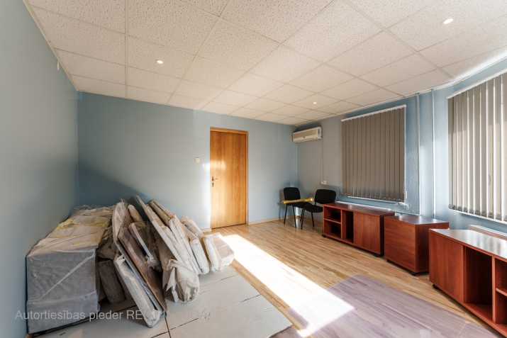 Sludinājumi. Iznomā biroja telpas Krāslavas ielā. Trīs izolēti kabineti, priekštelpa, WC/vanna. Ir iespējams Cena: 320 EUR/mēn Foto #1